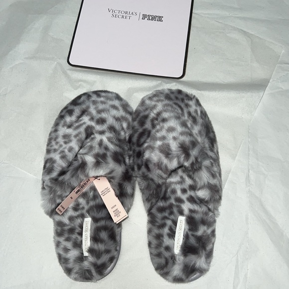 (7/8) VICTORIA'S SECRET Closed Toe Faux Fur Slipper - Picture 7 of 11